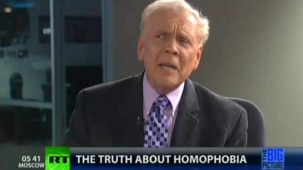 Ο Kirchick είναι αυτός εκεί στη γωνία; Βγάλε τις rainbow τιράντες, παιδί μου! Ο Paul Cameron στο Russia Today, 2012